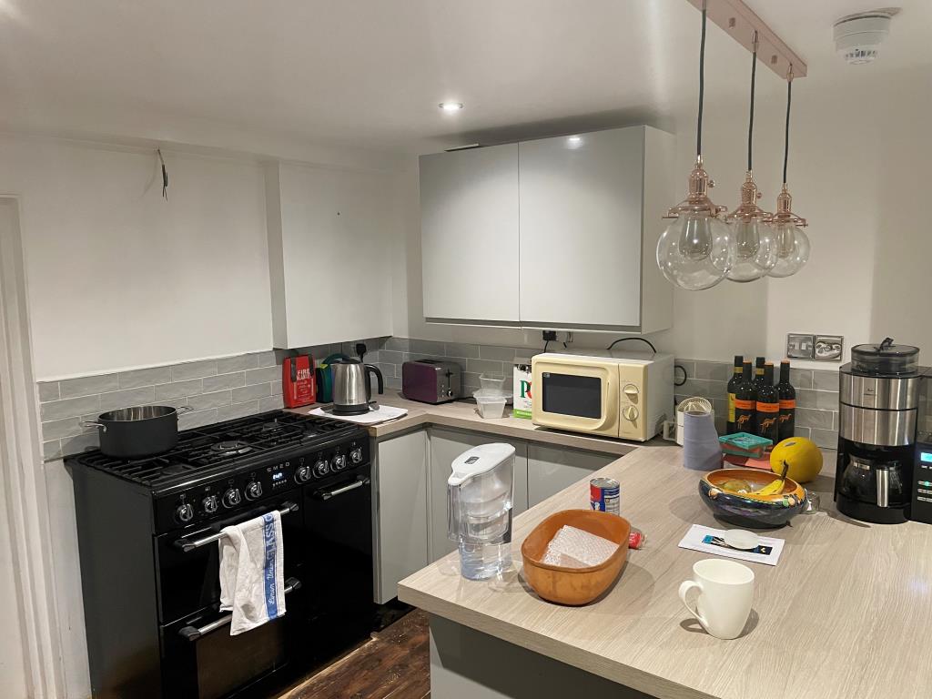 Lot: 97 - BOUTIQUE GUEST HOUSE WITH POTENTIAL CLOSE TO THE SEAFRONT - Kitchen